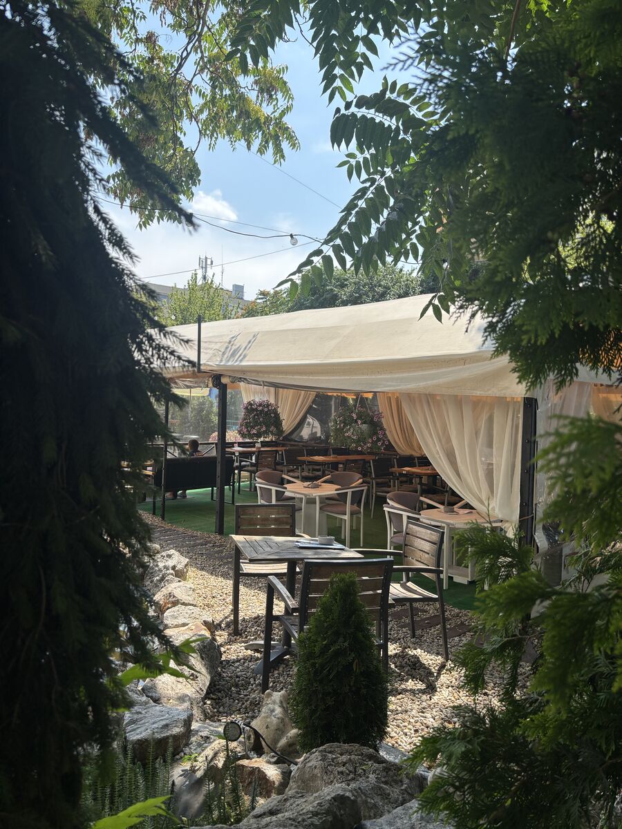 Jack Garden — letná terasa pod baldachýnom